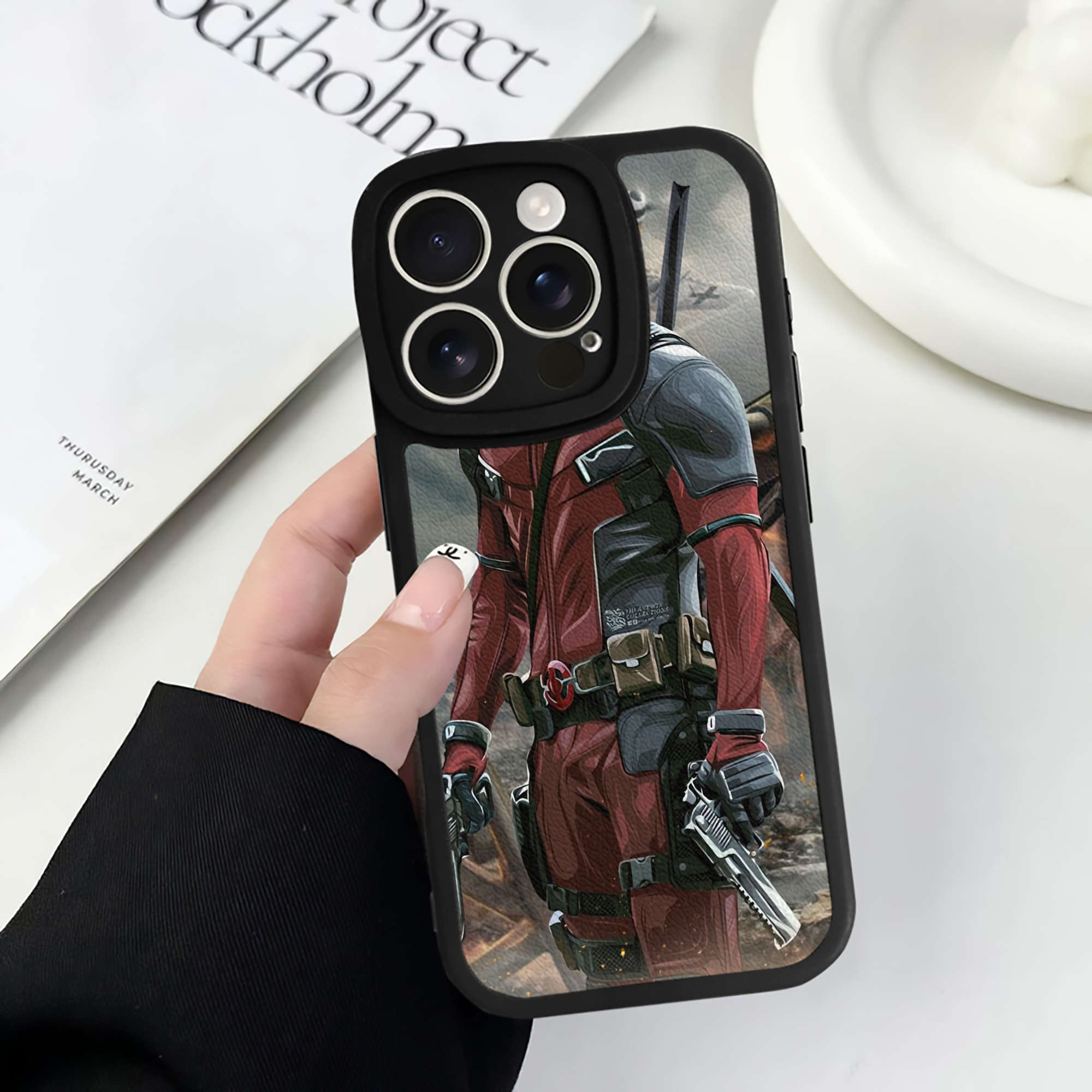（画像用） Deadpool デッドプール 【iPhone 16シリーズ対応】シリコンスマホケース（レザー調） 材質：シリコン